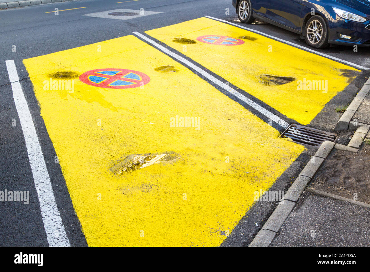 Deux places de stationnement peintes en jaune avec une voie transparente sans signe d'arrêt ou de stationnement. Parking réservé aux clients du magasin Banque D'Images