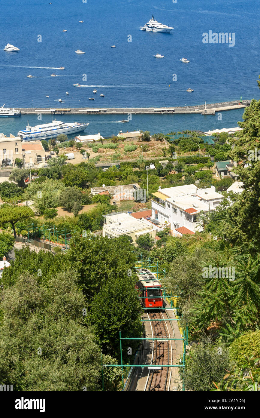 Île de Capri, ITALIE - AOÛT 2019 : Train sur le funiculaire sur l'île de Capri L'ascension de la montagne pour atteindre la ville de Capri. Banque D'Images