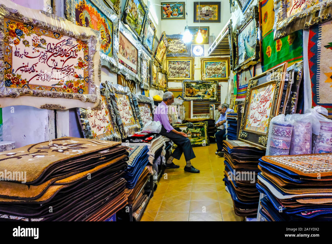 Les hommes dans une boutique. Grand Bazar. Kashan, Iran. L'Asie. Banque D'Images