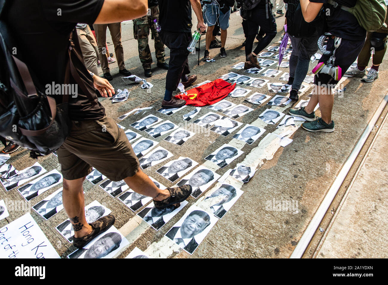 Au cours de l'étape des manifestants des posters de Xi Jinping's face au cours de la manifestation.Pendant le 17ème week-end de manifestations consécutives, les manifestants ont marché dans le cadre d'une initiative mondiale contre le totalitarisme. Les manifestants scandaient des slogans et continué de solliciter de la cinq exigences à satisfaire. Manifestants ont affronté la police anti-émeute et ont été frappés avec des gaz lacrymogènes, des balles en caoutchouc, et un canon à eau jusqu'à ce que plusieurs ont finalement été arrêtés. Banque D'Images