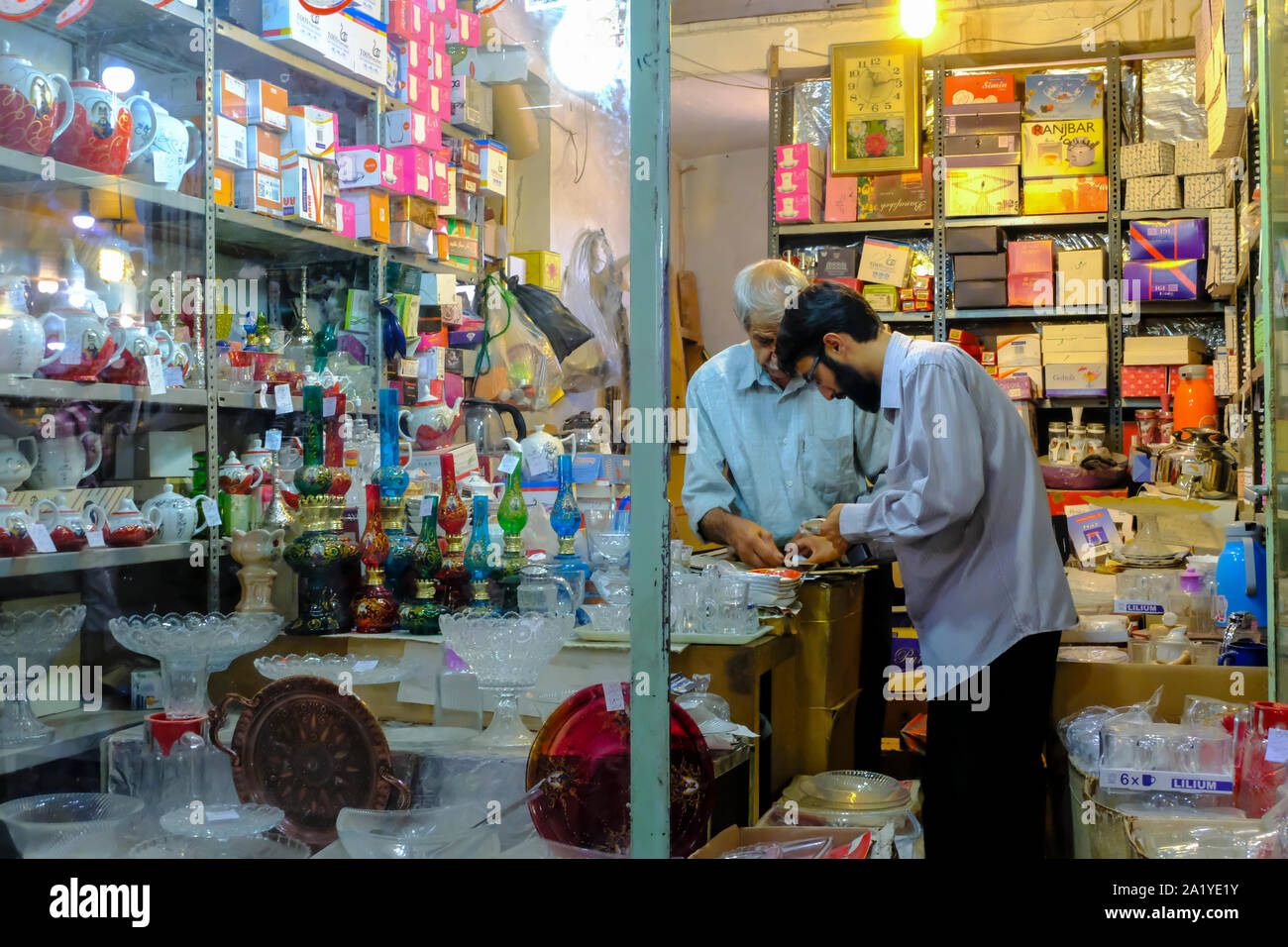 Les hommes dans une boutique. Banque D'Images