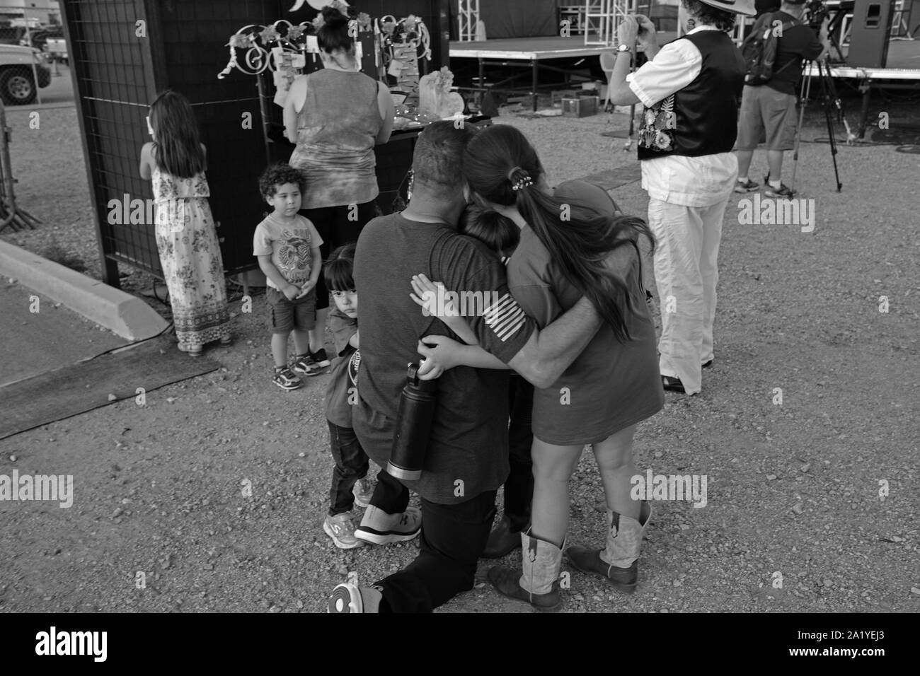 Tucson, Arizona, USA. 28 Sep, 2019. Pension de Homicide Inc Tenir une journée nationale du souvenir au Mercado San Augustin Annexe à Tucson. La veillée aux chandelles organisée par les familles des victimes d'homicide était destinée à se souvenir de leurs êtres chers et à honorer la lutte et la force des familles restées au pays. Les membres de la communauté se sont réunis pour soutenir les familles et d'attirer l'attention sur la violence par arme à feu en Amérique et la violence domestique. Crédit : Christopher Brown/ZUMA/Alamy Fil Live News Banque D'Images