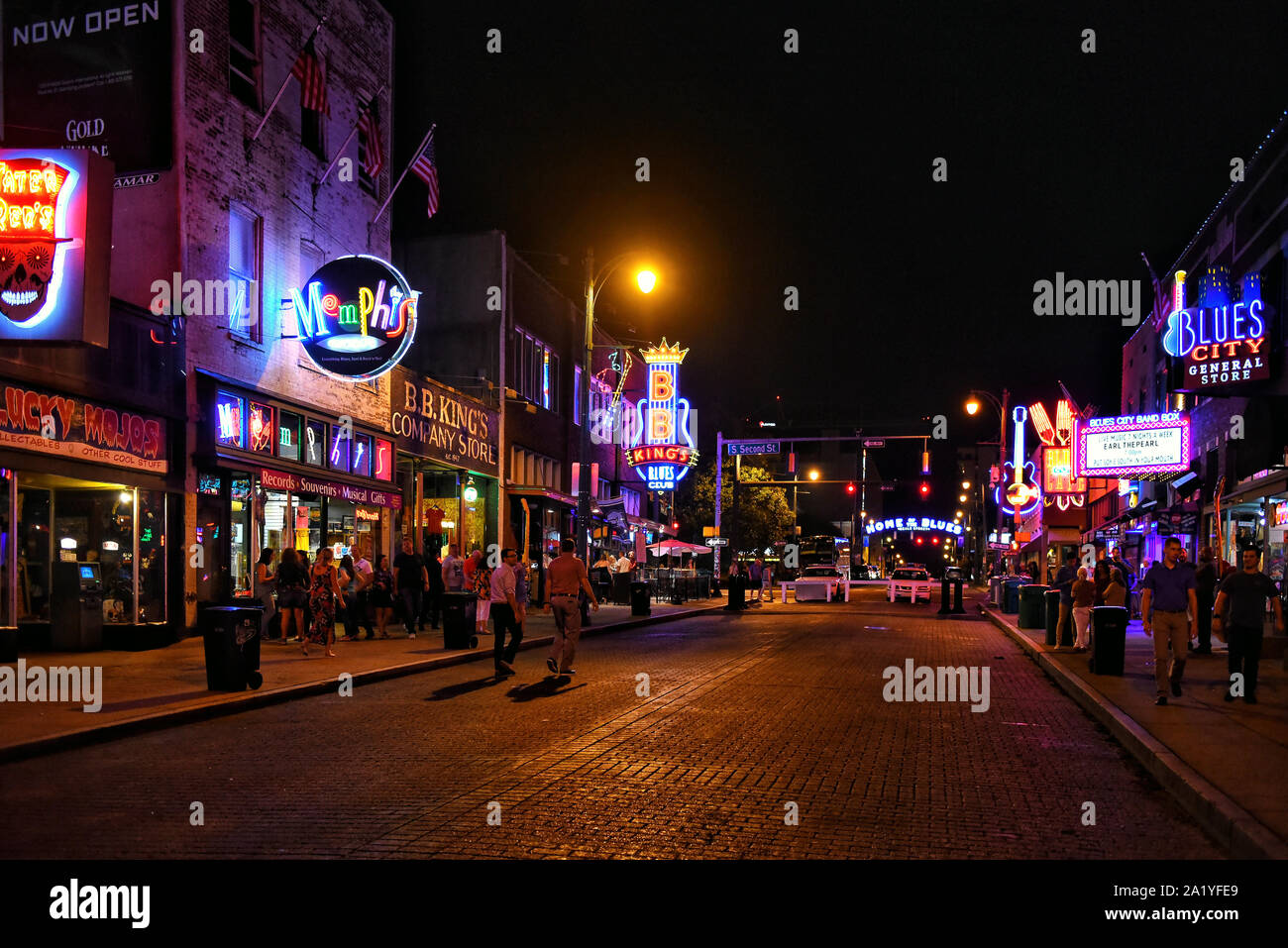 Memphis, TN, USA - 24 septembre 2019 : La célèbre Beale Street, avec ses nombreux néons a été déclarée la Maison du Blues par une loi du Congrès en Banque D'Images Memphis, TN, USA - 24 septembre 2019 : La célèbre Beale Street, avec ses nombreux néons a été déclarée la Maison du Blues par une loi du Congrès en Banque D'Images