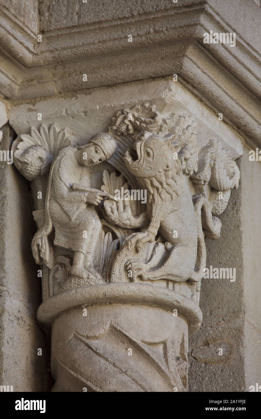 Saint Jérôme et le lion représenté dans la capitale romane datée du 12ème siècle sur le portail ouest de la cathédrale d'Autun (Cathédrale Saint-Lazare d'Autun) à Autun, Bourgogne, France. La capitale a été probablement sculpté par le sculpteur roman français de Gislebertus. Banque D'Images