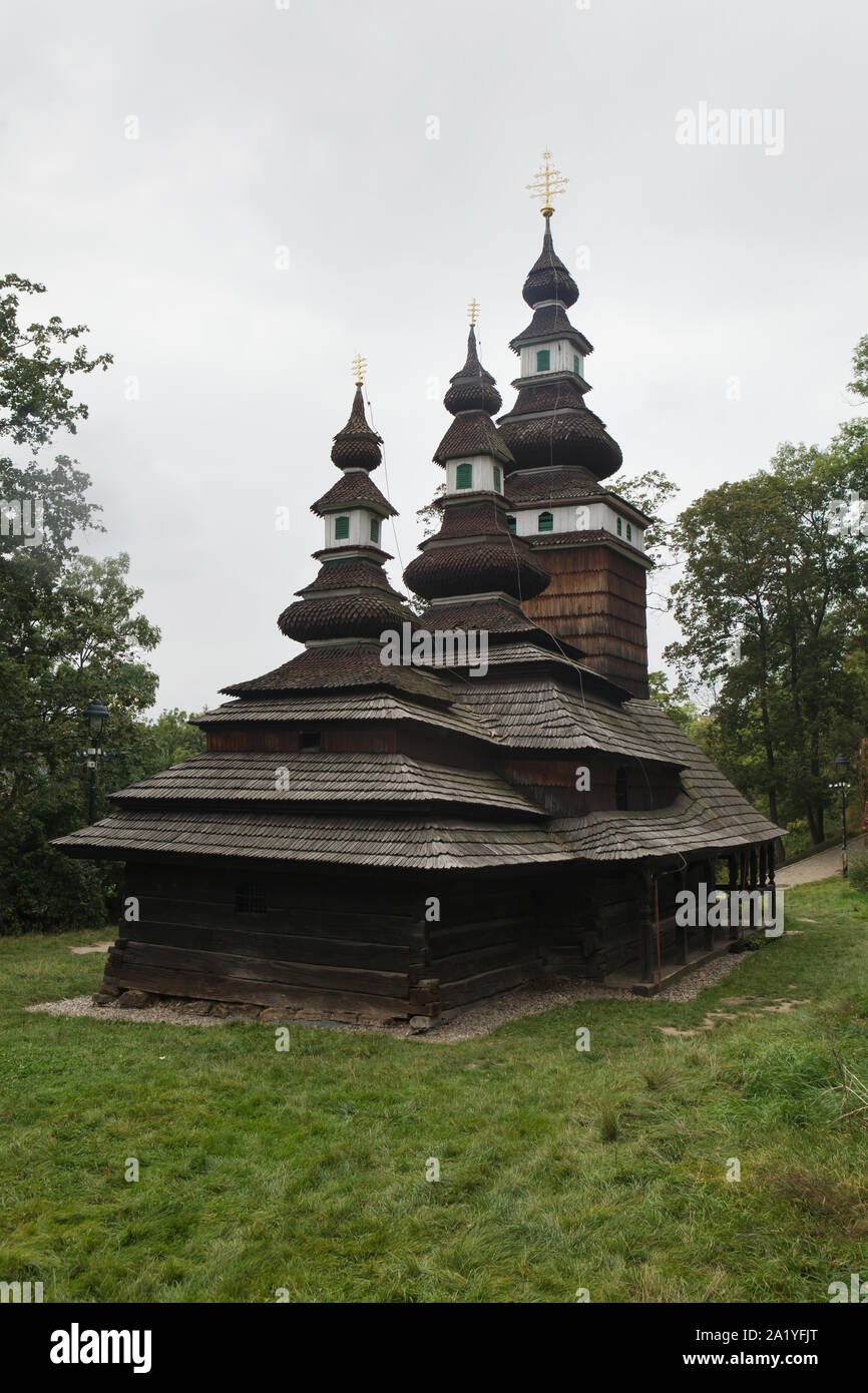 L'Église ruthène des Carpates de Saint Michel Archange (Kostel svatého archanděla Michaela) datent de la deuxième moitié du 17ème siècle dans le jardin Kinský (Zahrada Kinských) sur les pentes de la colline de Petřín à Prague, République tchèque. L'église en bois des Carpates traditionnel a été construit dans le village de Velké-Slemence Loučky en Ruthénie carpatique (Royaume maintenant Lučky en Ukraine). En 1793 l'église a été vendue dans le village voisin de Medvedovce Medvedivtsi (maintenant en Ukraine) et en 1929 il a été déplacé de nouveau à l'emplacement actuel de Prague. L'église est maintenant utilisé par la communauté orthodoxe roumaine. Banque D'Images