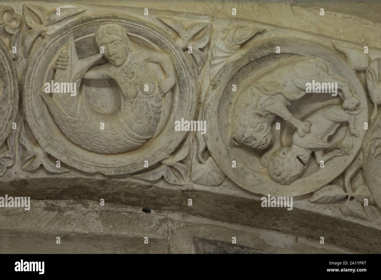 La sirène et le signe du zodiaque du Lion (Lion) décrite dans le tympan roman, datant du 12ème siècle dans le narthex de la Basilique de Sainte Marie Madeleine (Basilique Sainte-Marie-Madeleine de Vézelay) de l'abbaye de Vézelay (abbaye Sainte-Marie-Madeleine de Vézelay) à Vézelay, Bourgogne, France. Banque D'Images