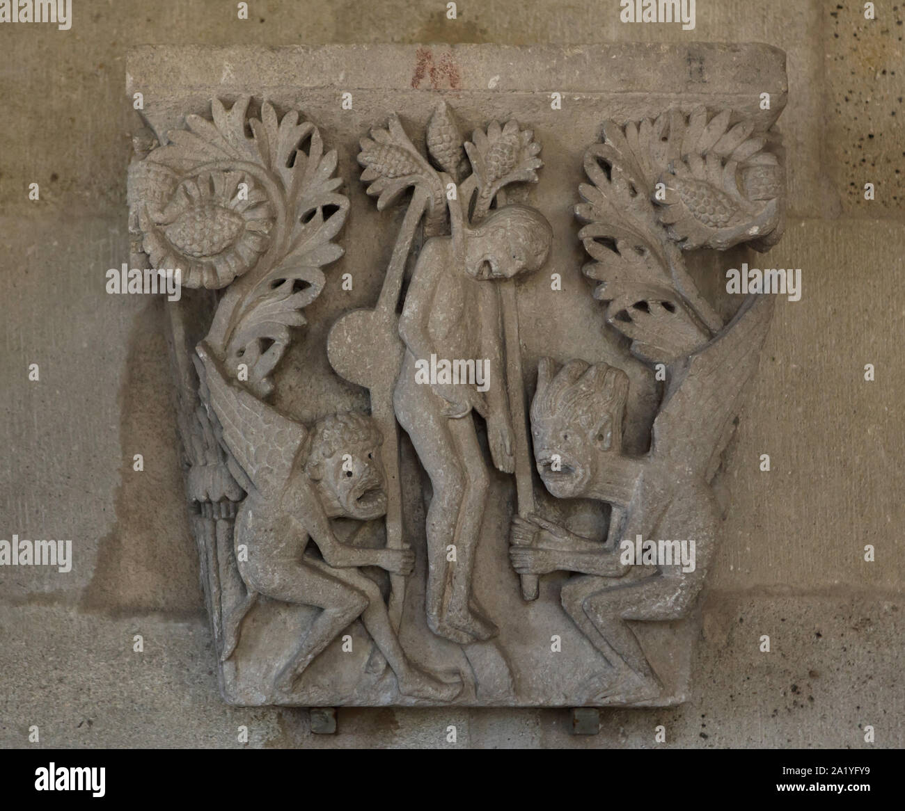 La pendaison de Judas représenté dans la capitale romane datée du 12ème siècle de la cathédrale d'Autun (Cathédrale Saint-Lazare d'Autun), maintenant exposée dans la bibliothèque du chapitre de la cathédrale d'Autun à Autun, Bourgogne, France. La capitale a été probablement sculpté par le sculpteur roman français de Gislebertus. Banque D'Images