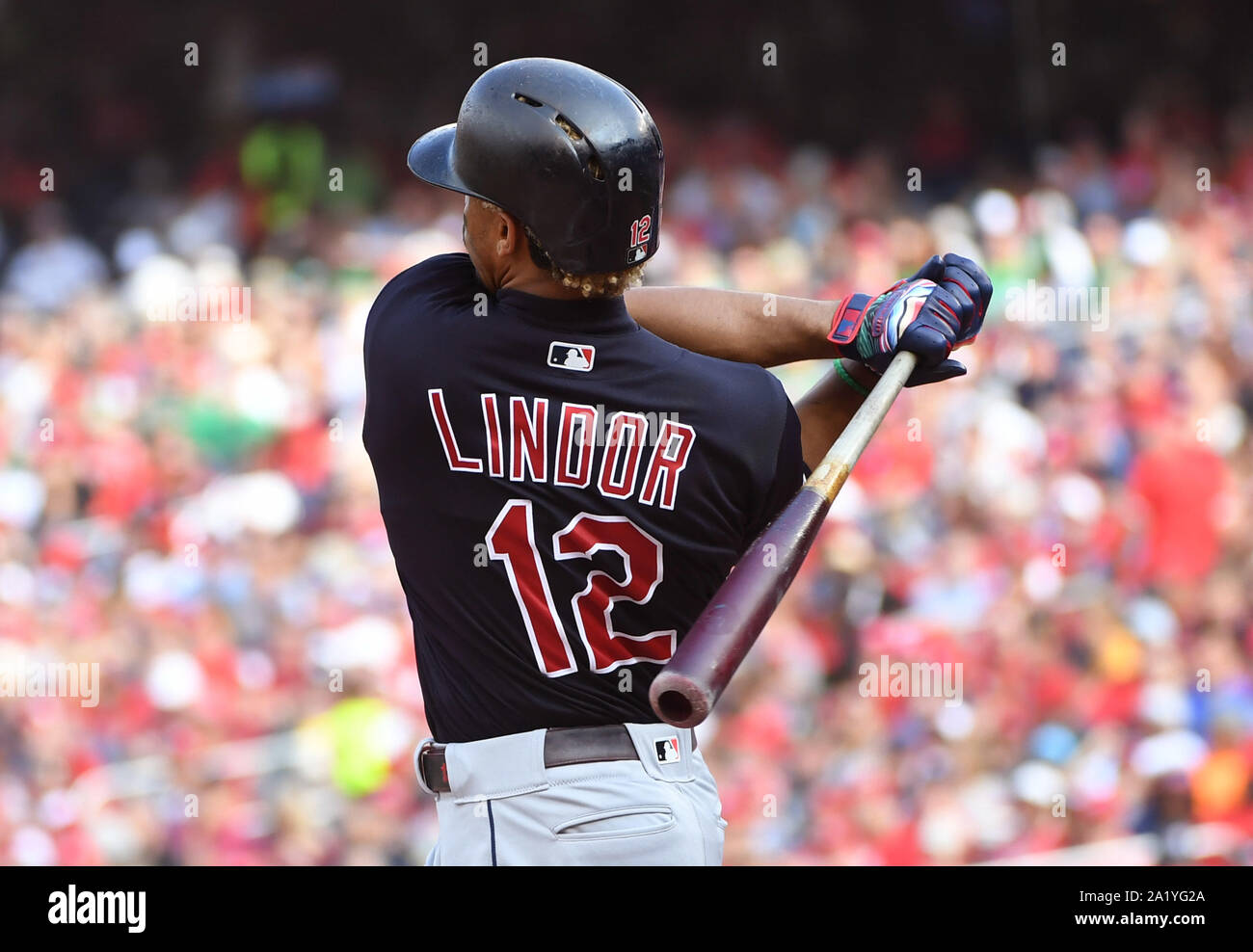 Washington, United States. Sep 29, 2019. Les Indians de Cleveland shortstop Francisco Lindor (12) se connecte à un home run solo contre les Nationals de Washington dans la troisième manche au Championnat National Park à Washington, DC le Dimanche, Septembre 29, 2019. Photo par Kevin Dietsch/UPI UPI : Crédit/Alamy Live News Banque D'Images