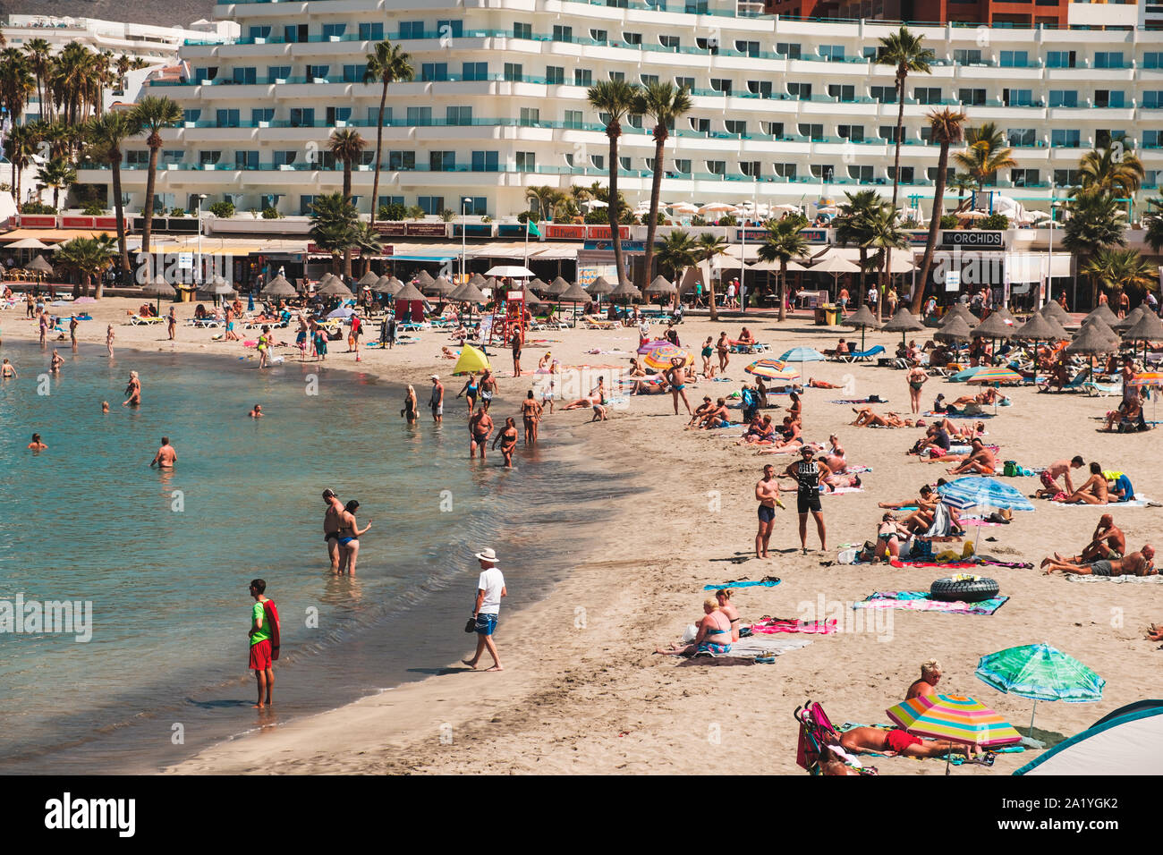 Tenerife, Espagne - Août, 2019 : les gens à l'hôtel avec plage bondée en arrière-plan, Costa Adeje, Tenerife, Espagne Banque D'Images