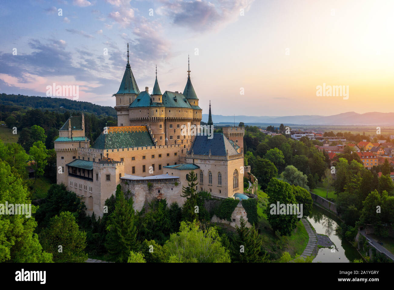 Vue aérienne de Bojnice château médiéval, l'UNESCO patrimoine mondial en Slovaquie. Château romantique avec des éléments gothiques et de la Renaissance construit au 12e siècle. Banque D'Images
