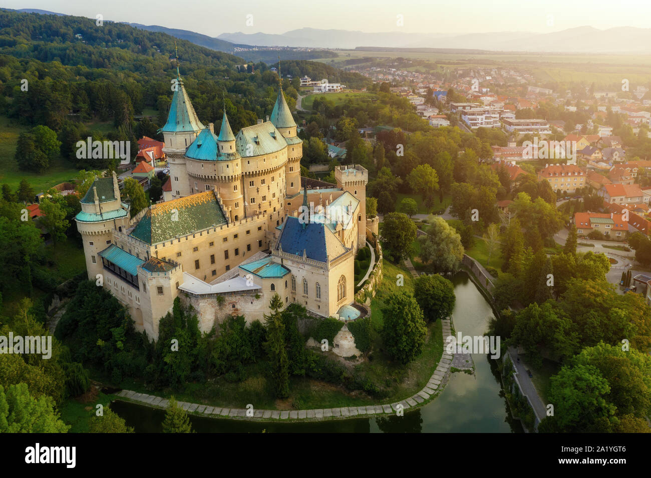 Vue aérienne de Bojnice château médiéval, l'UNESCO patrimoine mondial en Slovaquie. Château romantique avec des éléments gothiques et de la Renaissance construit au 12e siècle. Banque D'Images