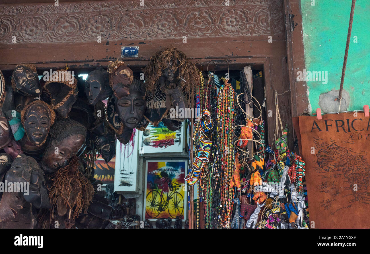 Une boutique dans Zanzabar affichage des masques africains, des gadgets & artwork​. Banque D'Images
