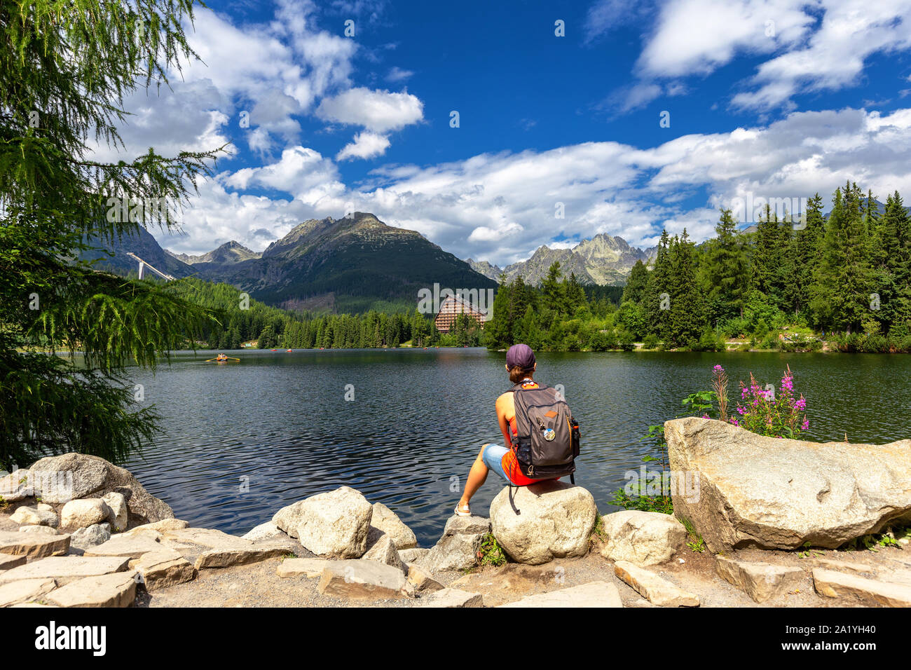 Les femmes se reposent au lac de montagne de Štrbské Pleso dans le parc national de Tatra élevé, de la Slovaquie, Europe Banque D'Images