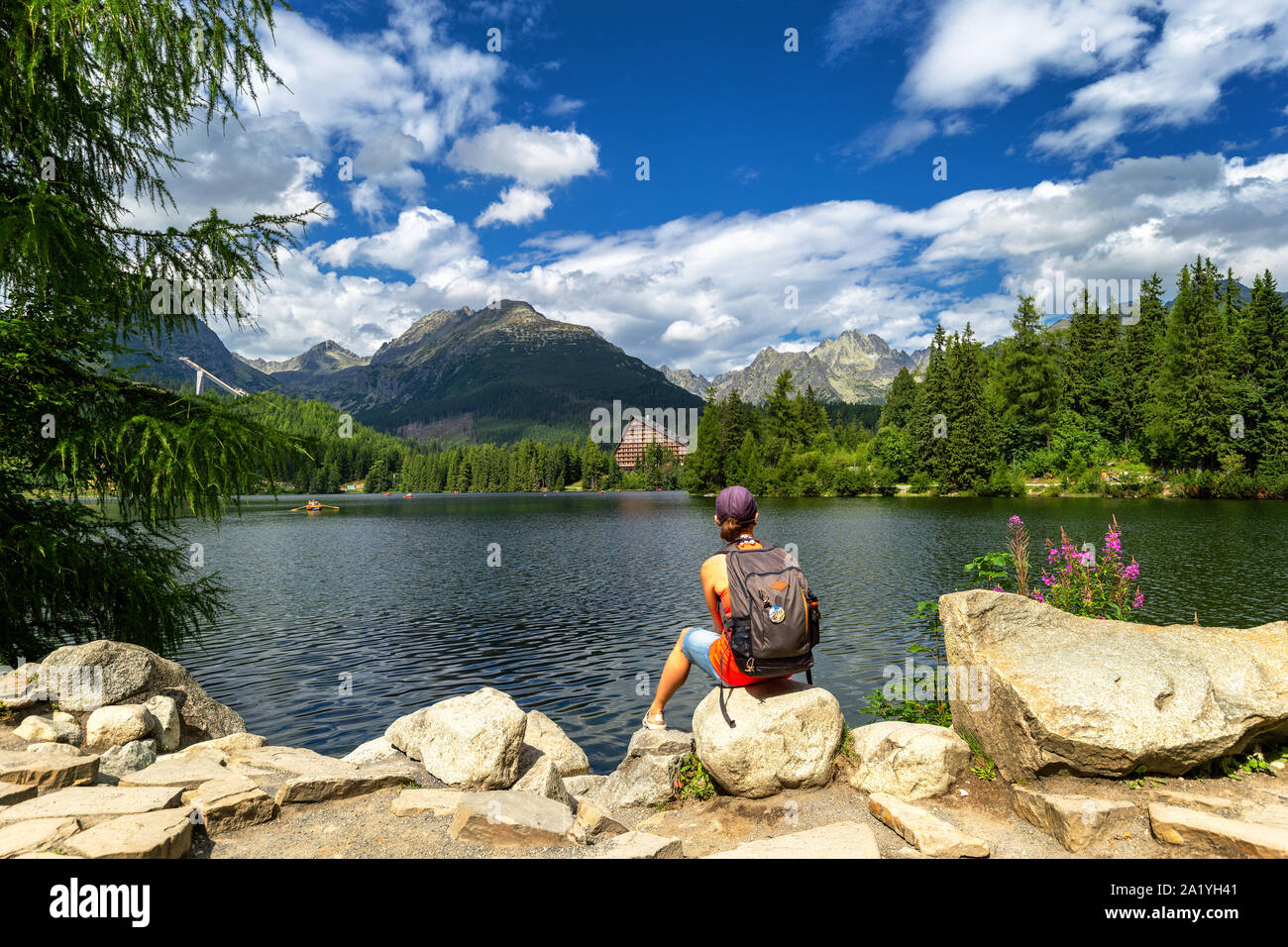 Les femmes se reposent au lac de montagne de Štrbské Pleso dans le parc national de Tatra élevé, de la Slovaquie, Europe Banque D'Images