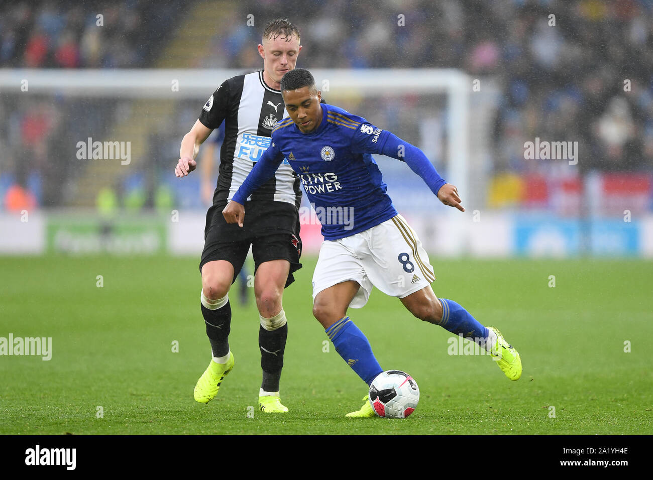 LEICESTER, Angleterre. 29 septembre Youri Tielemans (8) de Leicester City batailles avec Sean Longstaff (36) de Newcastle United lors du premier match de championnat entre Leicester City et Newcastle United à la King Power Stadium, Leicester le dimanche 29 septembre 2019. (Crédit : Jon Hobley | MI News) usage éditorial uniquement, licence requise pour l'usage commercial Crédit : MI News & Sport /Alamy Live News Banque D'Images
