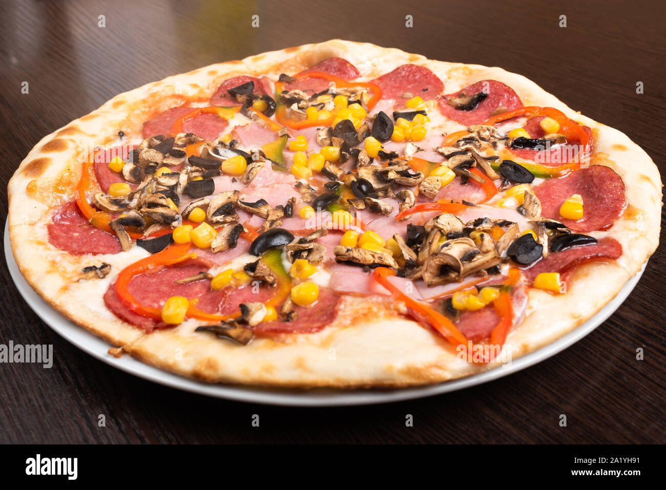 Pizza au pepperoni et champignons, le jambon et le poivron. Banque D'Images