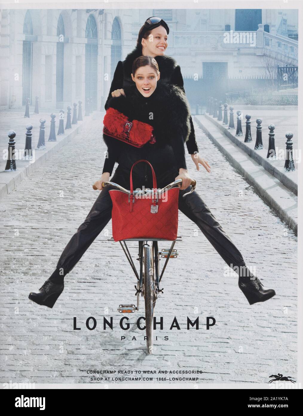 Affiche publicitaire de Longchamp maison de la mode avec Coco Rocha dans la version papier du magazine de l'année 2012, une publicité, une publicité à partir d'Longchamp créatifs 2010s Banque D'Images