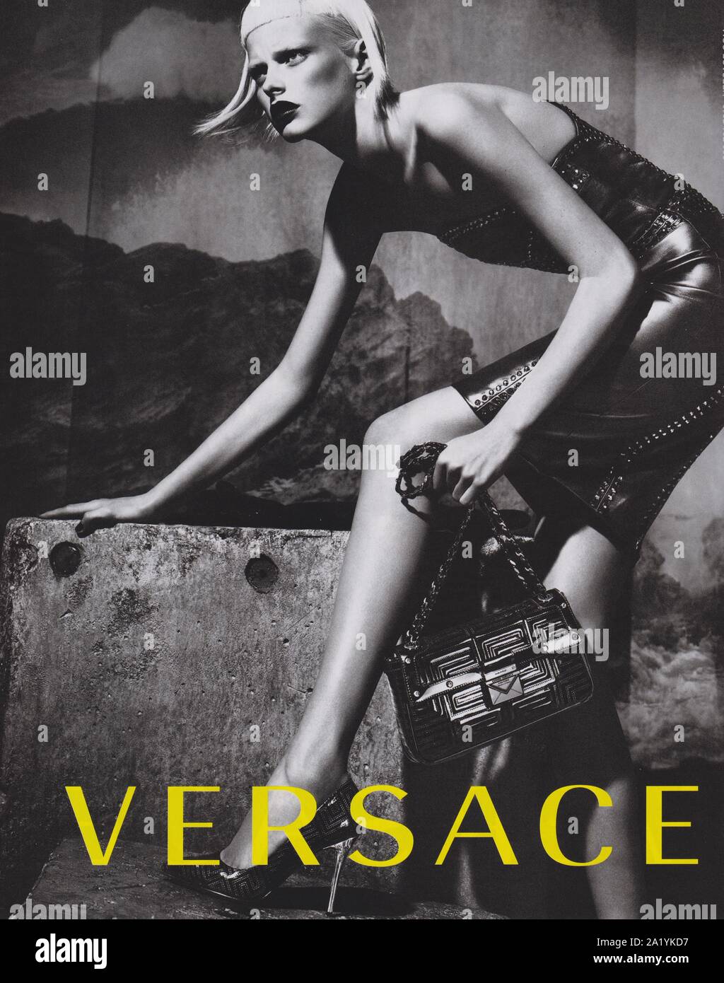 Affiche publicitaire de la maison de couture VERSACE avec Elza Luijendijk dans la version papier du magazine à partir de 2012, année de création publicitaire, publicité VERSACE à partir de 2010s Banque D'Images