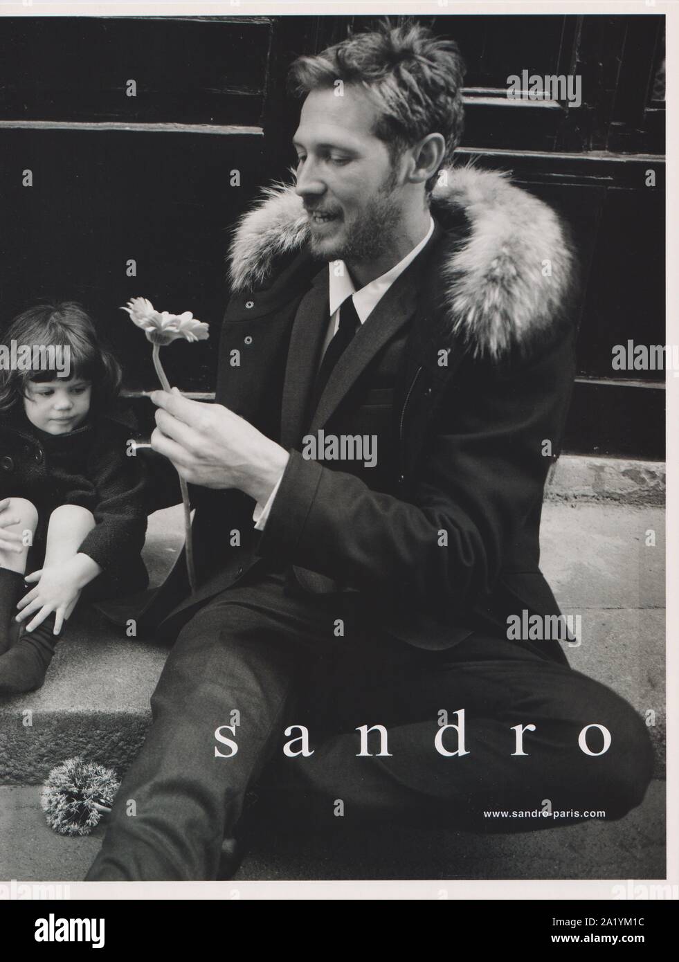 Affiche publicitaire Sandro Paris dans le magazine papier de 2011 année, publicité, publicité créative Sandro Paris des années 2010 Banque D'Images