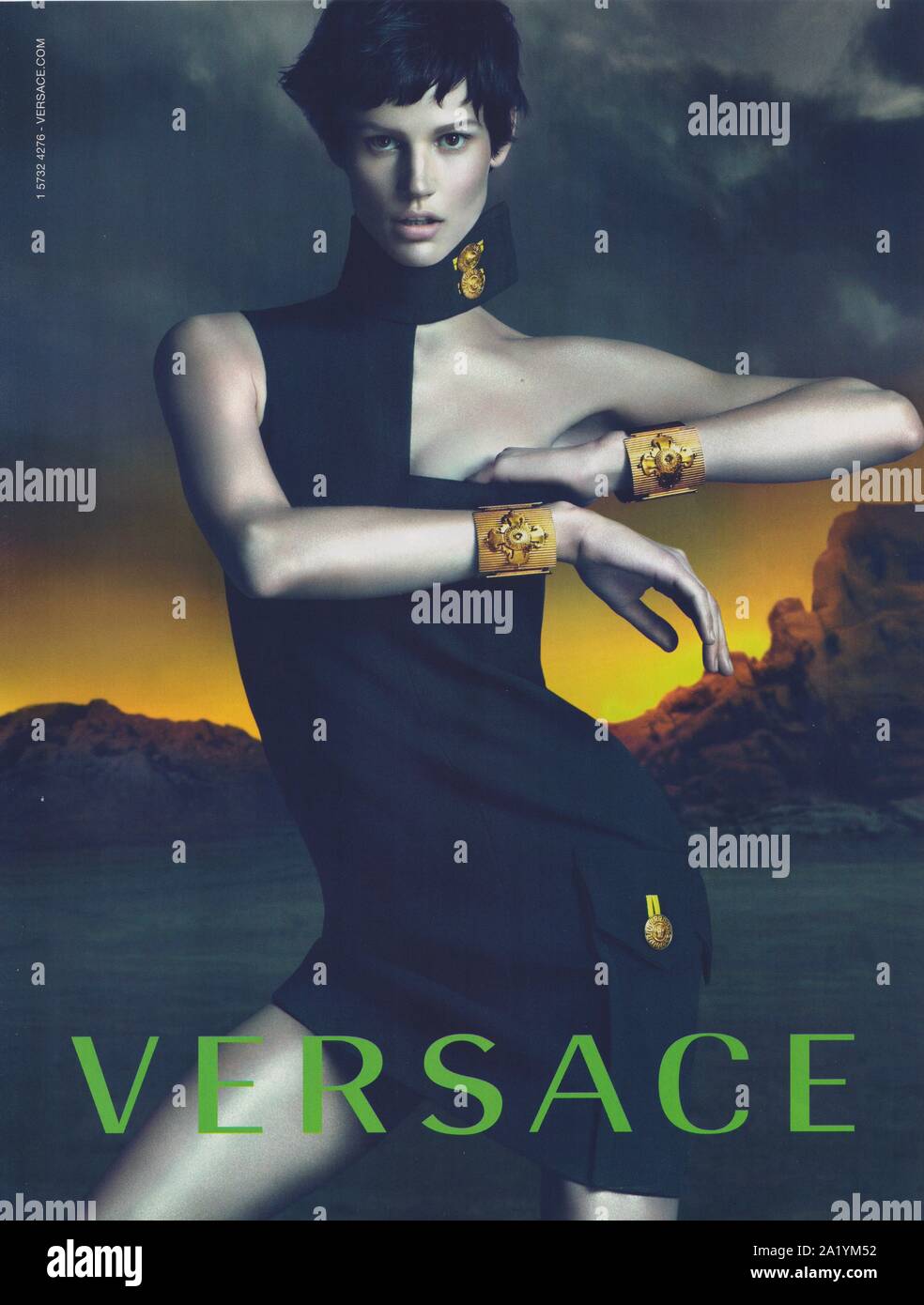 Affiche publicitaire LA maison DE mode VERSACE dans le magazine papier de 2011, publicité, publicité créative VERSACE 2010 Banque D'Images