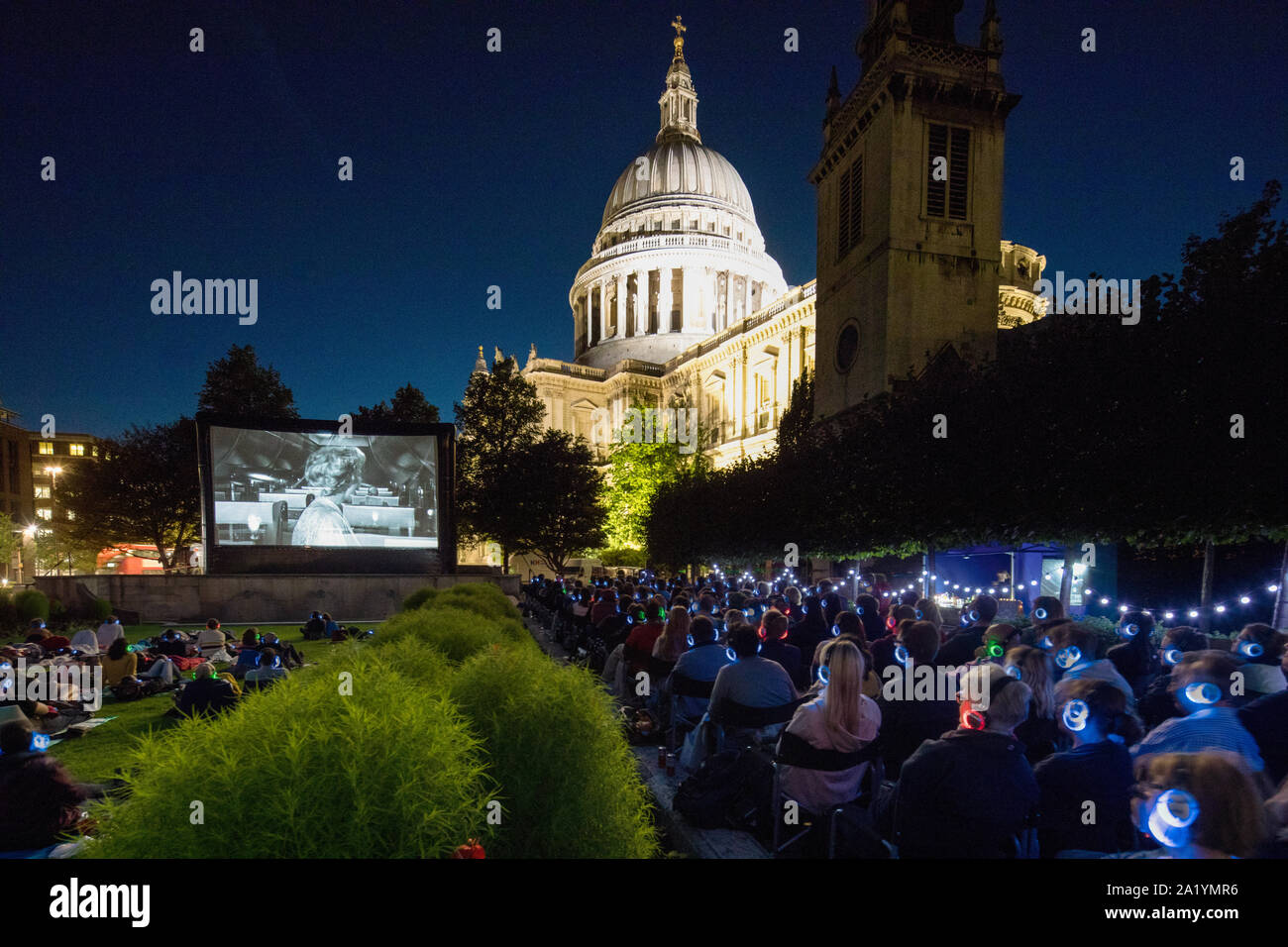 La cathédrale de St Paul, cinéma en plein air au Festival Gardens Banque D'Images