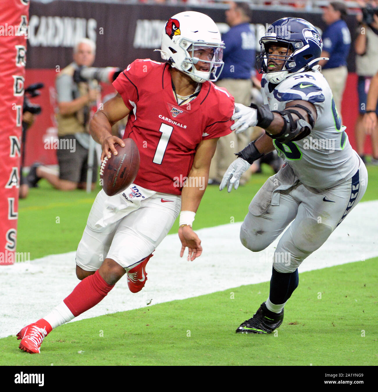 Glendale, États-Unis. Sep 29, 2019. Arizona Cardinals' quarterback Kyler Murray (L) évite à peine un sac dans la zone de but par Seattle Seahawks' Mychal Kendricks au deuxième trimestre au stade de State Farm, à Glendale (Arizona) le dimanche, Septembre 29, 2019. Photo par Art Foxall/UPI UPI : Crédit/Alamy Live News Banque D'Images