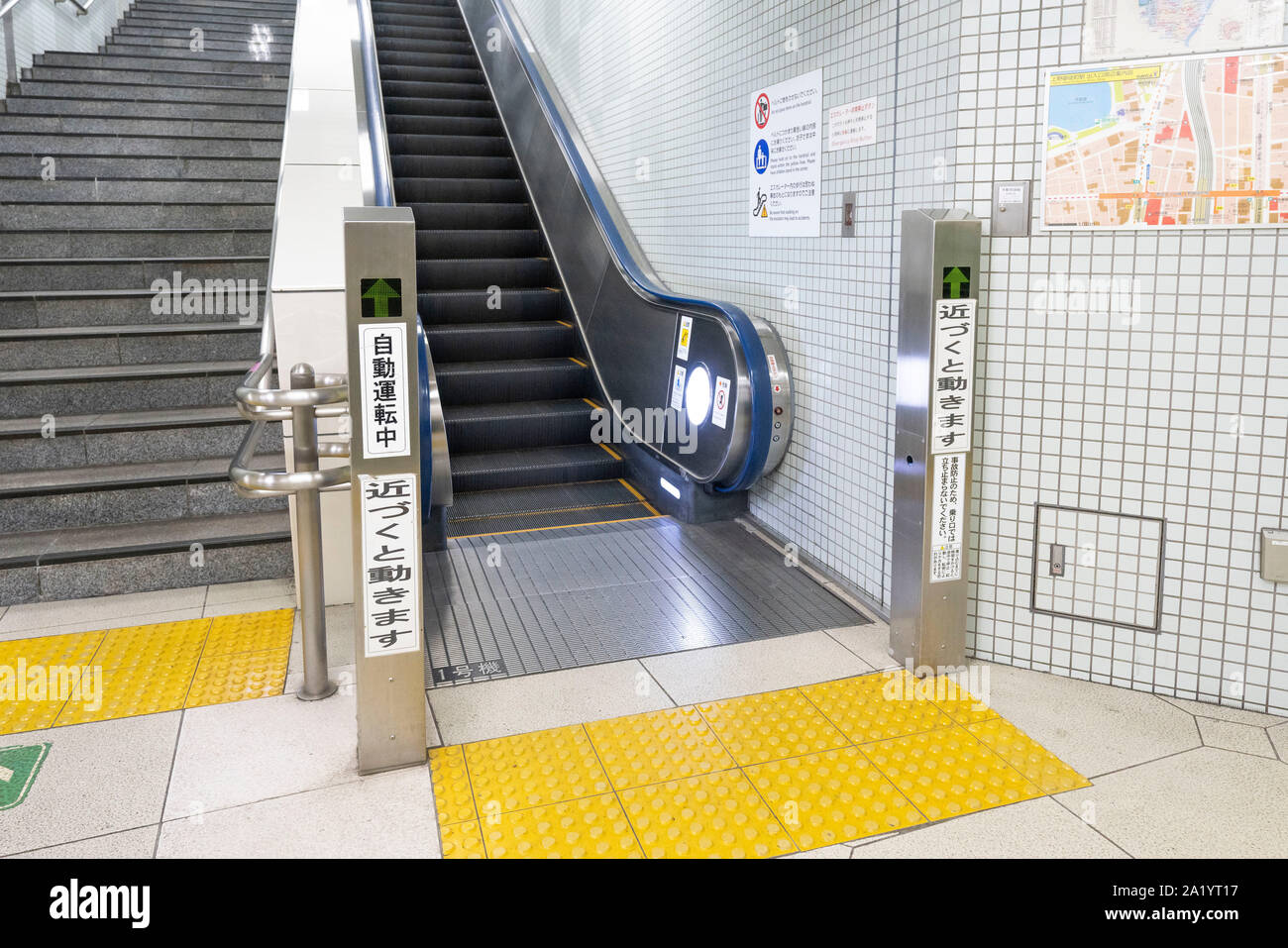 Déménagement auto escalator, Toei Oedo line Ueno-okachimachi station, Taito-Ku, Tokyo, Japon Banque D'Images