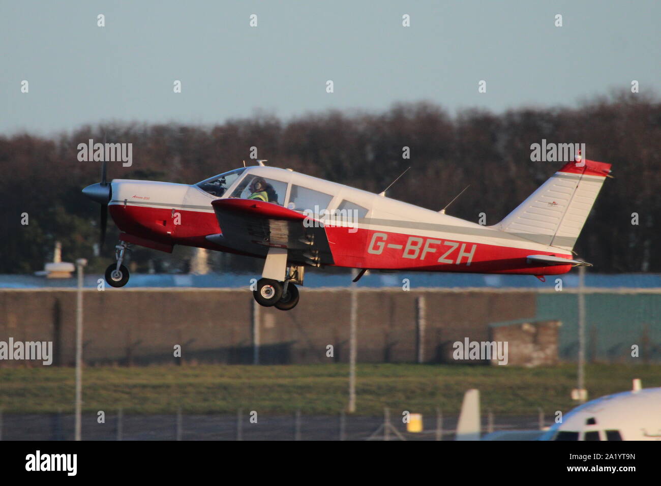 G-BFZH, un Piper PA-28R-200 Arrow Cherokee II, à l'Aéroport International de Prestwick en Ayrshire. Banque D'Images