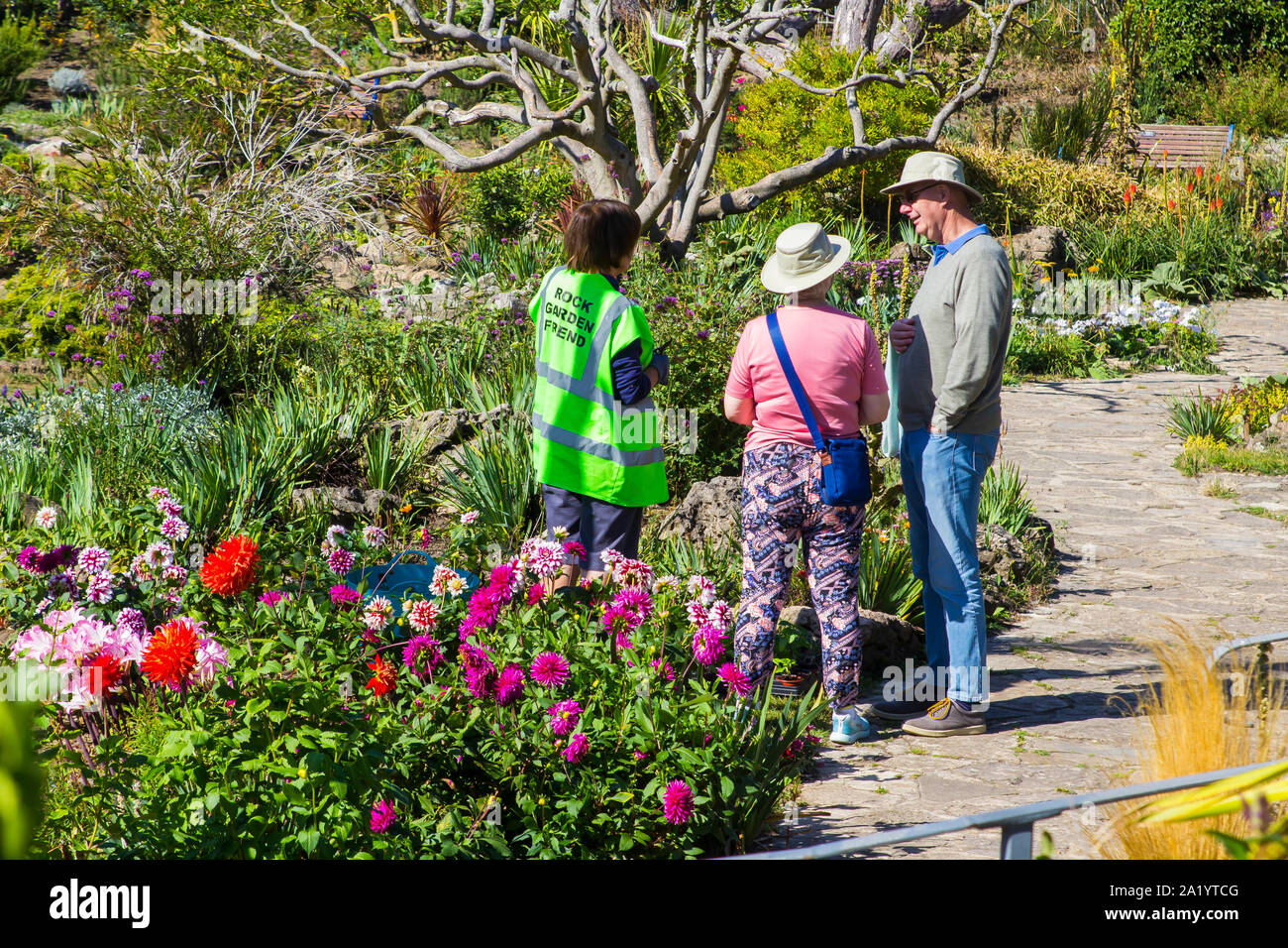 18 septembre 2019 un jardin de roche ami parler aux visiteurs dans le jardin sur une roche de Portsmouth au début de l'automne chaud jour de septembre Banque D'Images