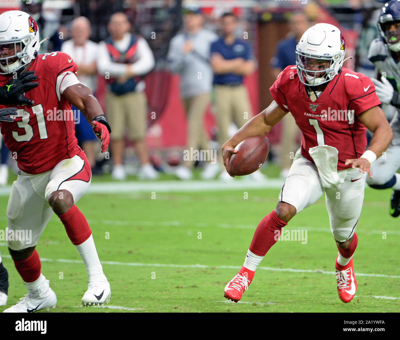 Glendale, États-Unis. Sep 29, 2019. Arizona Cardinals' quarterback Kyler Murray (R) des chefs de la zone de but pour marquer un touchdown contre les Seattle Seahawks au quatrième trimestre au stade de State Farm, à Glendale (Arizona) le dimanche, Septembre 29, 2019. Le blocage pour Murray est David Johnson (L). Les Seahawks défait les cardinaux 27-10. Photo par Art Foxall/UPI UPI : Crédit/Alamy Live News Banque D'Images