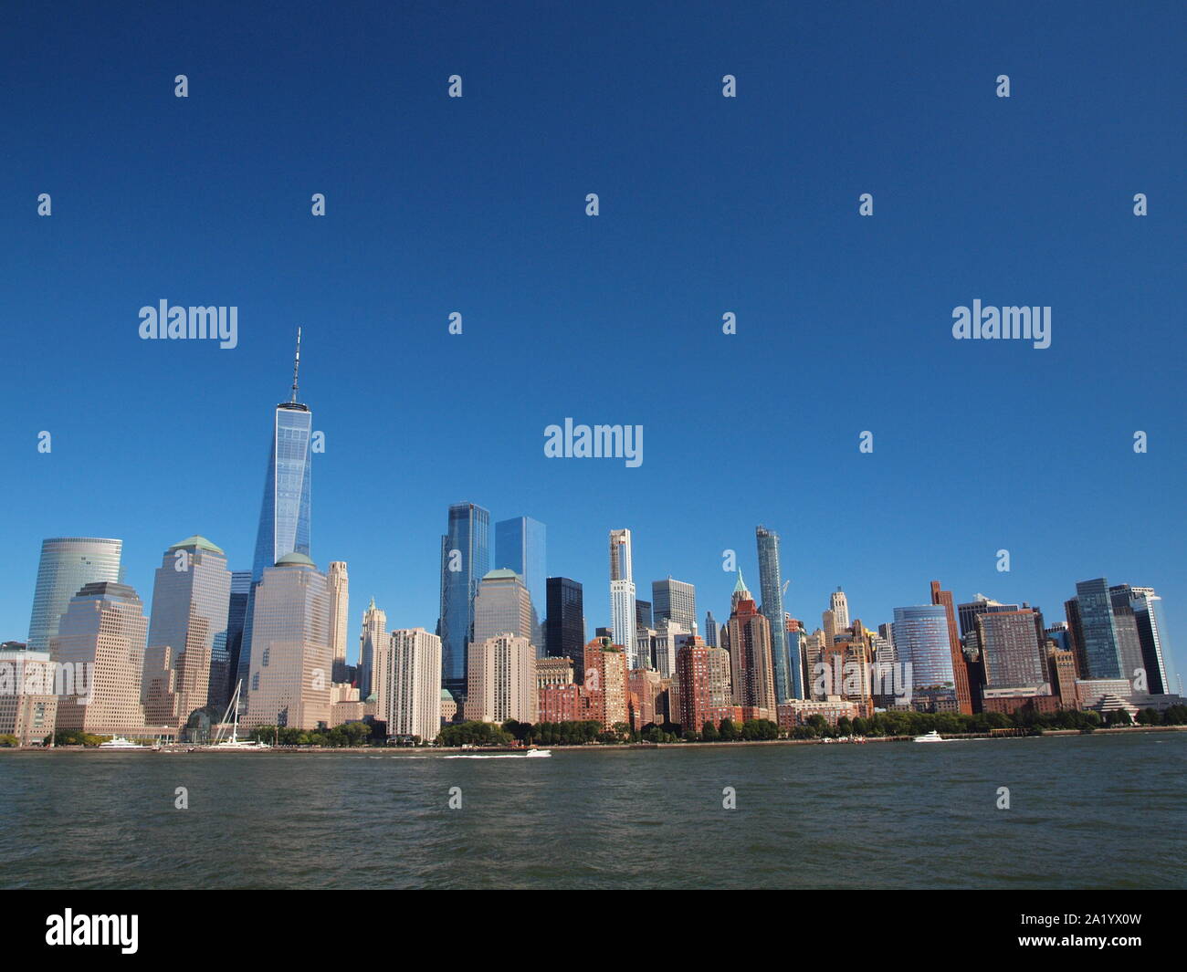 New York City skyline vue de la rivière Hudson. Dans la distance est la nouvelle tour de la liberté dans le sud de Manhattan et le World Financial Center. Banque D'Images