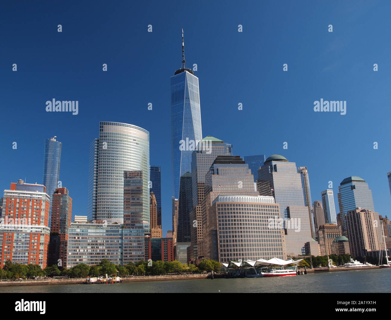 New York City skyline vue de la rivière Hudson. Dans la distance est la nouvelle tour de la liberté dans le sud de Manhattan et le World Financial Center. Banque D'Images