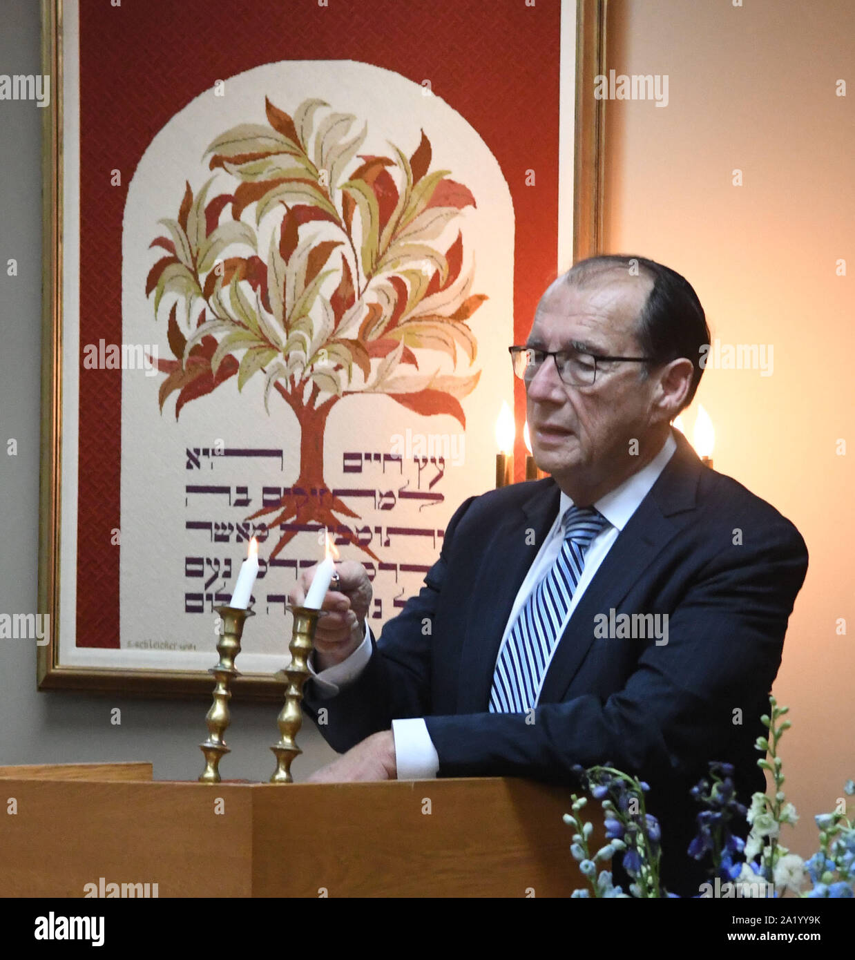 Racine, Wisconsin, USA. Sep 29, 2019. Bien que la congrégation seulement quelques dizaines de numéros, près de 100 personnes de différentes religions ont assisté à la service de Roch Hachana au Beth Israel Sinaï Congrégation à Racine, Wisconsin Dimanche 29 septembre 2019, qui a été considérée comme un service de guérison par beaucoup, venant d'une semaine après l'extérieur de la synagogue a été dégradé par des graffitis antisémites (voir les photos de 23/9/19). Le rabbin MARTYN ADELBERG bougies feux au début du service. Credit : Mark Hertzberg/ZUMA/Alamy Fil Live News Banque D'Images