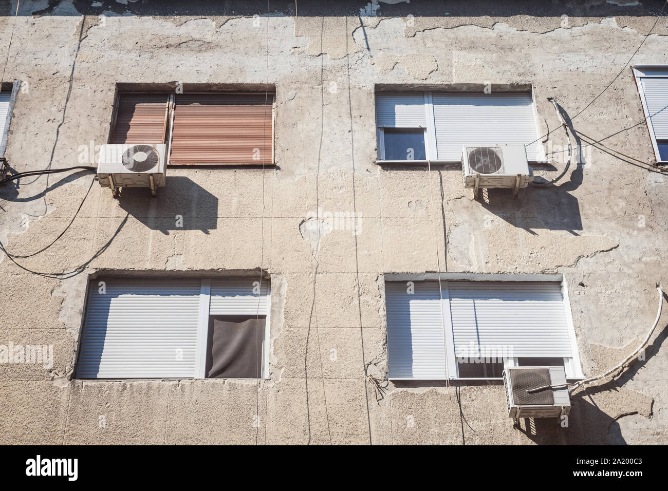 Unités de climatisation, ou AC, sur l'écran avec leurs fans sur une façade d'un bâtiment ancien de Belgrade, Serbie, Europe. Ils sont utilisés pour refroidir d Banque D'Images