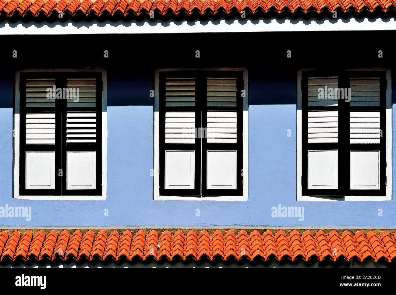 L'extérieur de Singapour shop maison avec façade bleue et un noir et blanc de volets en bois dans la ville historique de Kampong Glam Banque D'Images