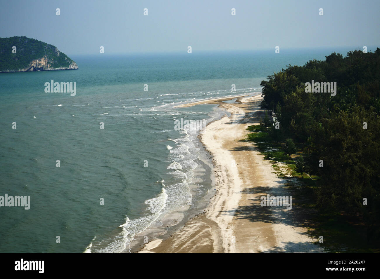 Vue aérienne de la plage et de la mer à la plage de Laem Sala , La vague blanche bulles dans l'eau verte splash le sable brun, Khao Sam Roi Yot National Park Banque D'Images