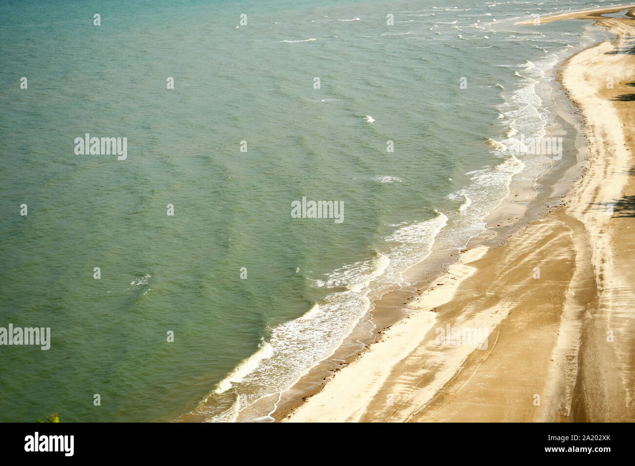 Vue aérienne de la plage et de la mer à la plage de Laem Sala , La vague blanche bulles dans l'eau verte splash le sable brun, Khao Sam Roi Yot National Park Banque D'Images