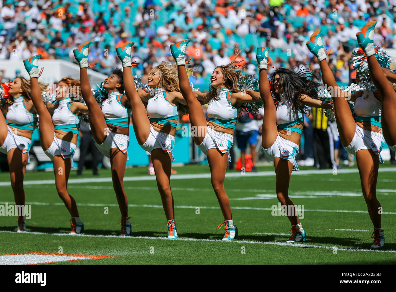 Miami Gardens, Florida, USA. Sep 29, 2019. Les Miami Dolphins cheerleaders effectuer lors d'un match de football américain NFL entre Los Angeles Chargers et les Dolphins de Miami au Hard Rock Stadium de Miami Gardens, en Floride. Crédit : Mario Houben/ZUMA/Alamy Fil Live News Banque D'Images