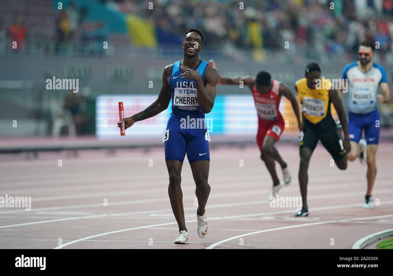 Doha, Qatar. Sep 29, 2019. Michael Cherry (avant) de l'United States réagit après le 4x400m relais mixte finale aux Championnats du monde d'athlétisme de l'IAAF de 2019 à Doha, Qatar, le 29 septembre, 2019. Credit : Jia Yuchen/Xinhua/Alamy Live News Banque D'Images