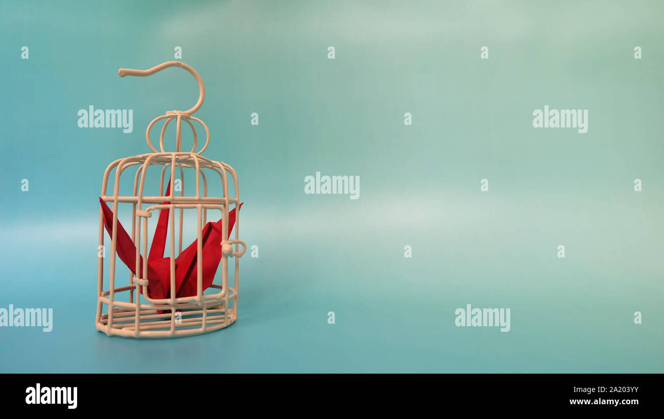Une Grue Origami Rouge à Lintérieur Dun Petit Oiseau De