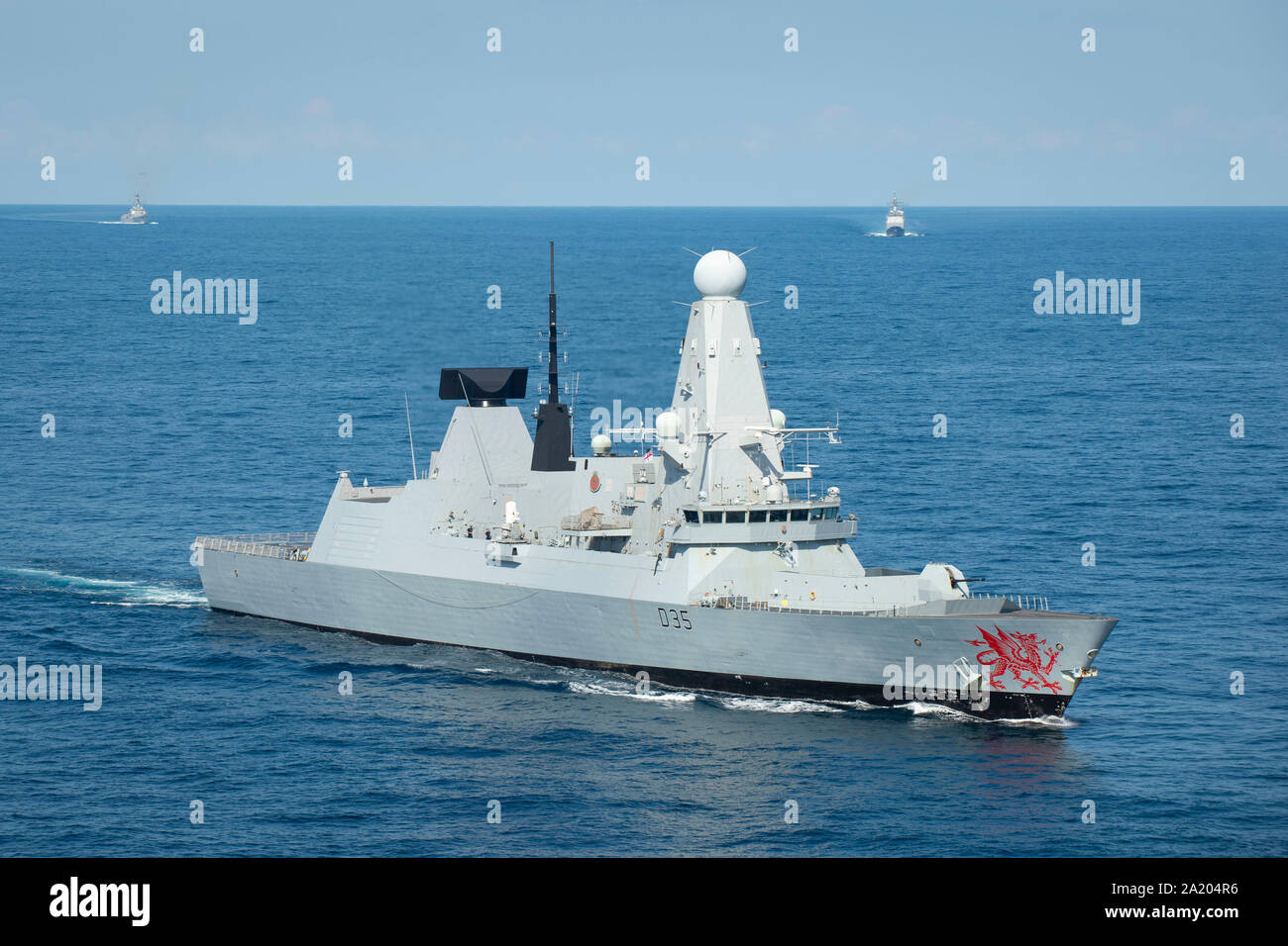 190928-N-QD512-1271 de l'OCÉAN ATLANTIQUE (sept. 28, 2019) La Marine royale-audacieuse de défense aérienne de classe destroyer HMS Dragon (D35) les transits de l'océan Atlantique au cours d'une photo de l'exercice avec le porte-avions USS Dwight D. Eisenhower à conclure du navire sur mesure la disponibilité de formation (TSTA) et l'évaluation finale Problème (BCS) dans le cadre de la phase de base de l'optimisation du Plan d'intervention de la flotte. (U.S. Photo par marine Spécialiste de la communication de masse 3 Classe Kaleb J. Sarten) Banque D'Images