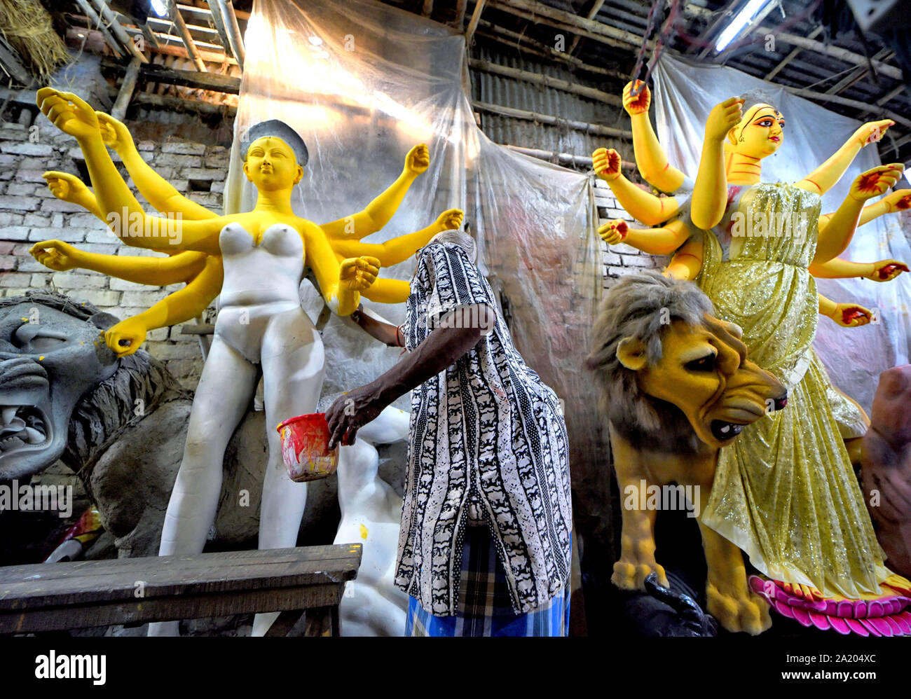 Kolkata, Inde. Sep 29, 2019. Un artiste en touche finale sur le Durga Devi idoles à l'artiste Kumartuli moyeu avant la Durga puja, la plus grande fête hindoue. Une déesse Durga Maa est adorée pendant neuf jours durant le festival qui débutera à partir du 5 octobre 2019. Credit : SOPA/Alamy Images Limited Live News Banque D'Images