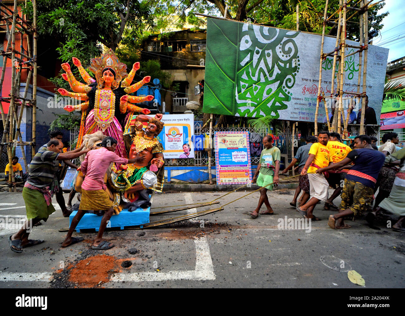 Kolkata, Inde. Sep 29, 2019. Idoles de Durga Devi mis à l'écart de l'artiste à moyeu différents Pandals (Plate-forme temporaire pour adorer des idoles) en avant de la Durga puja, la plus grande fête hindoue. Une déesse Durga Maa est adorée pendant neuf jours durant le festival qui débutera à partir du 5 octobre 2019. Credit : SOPA/Alamy Images Limited Live News Banque D'Images