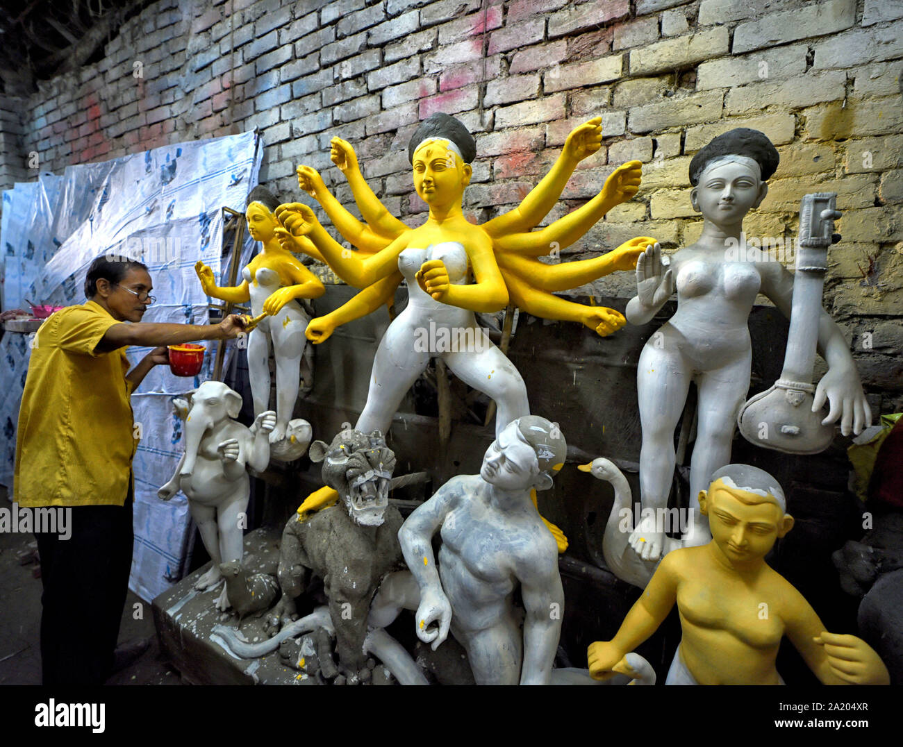 Kolkata, Inde. Sep 29, 2019. Un artiste en touche finale sur le Durga Devi idoles à l'artiste Kumartuli moyeu avant la Durga puja, la plus grande fête hindoue. Une déesse Durga Maa est adorée pendant neuf jours durant le festival qui débutera à partir du 5 octobre 2019. Credit : SOPA/Alamy Images Limited Live News Banque D'Images