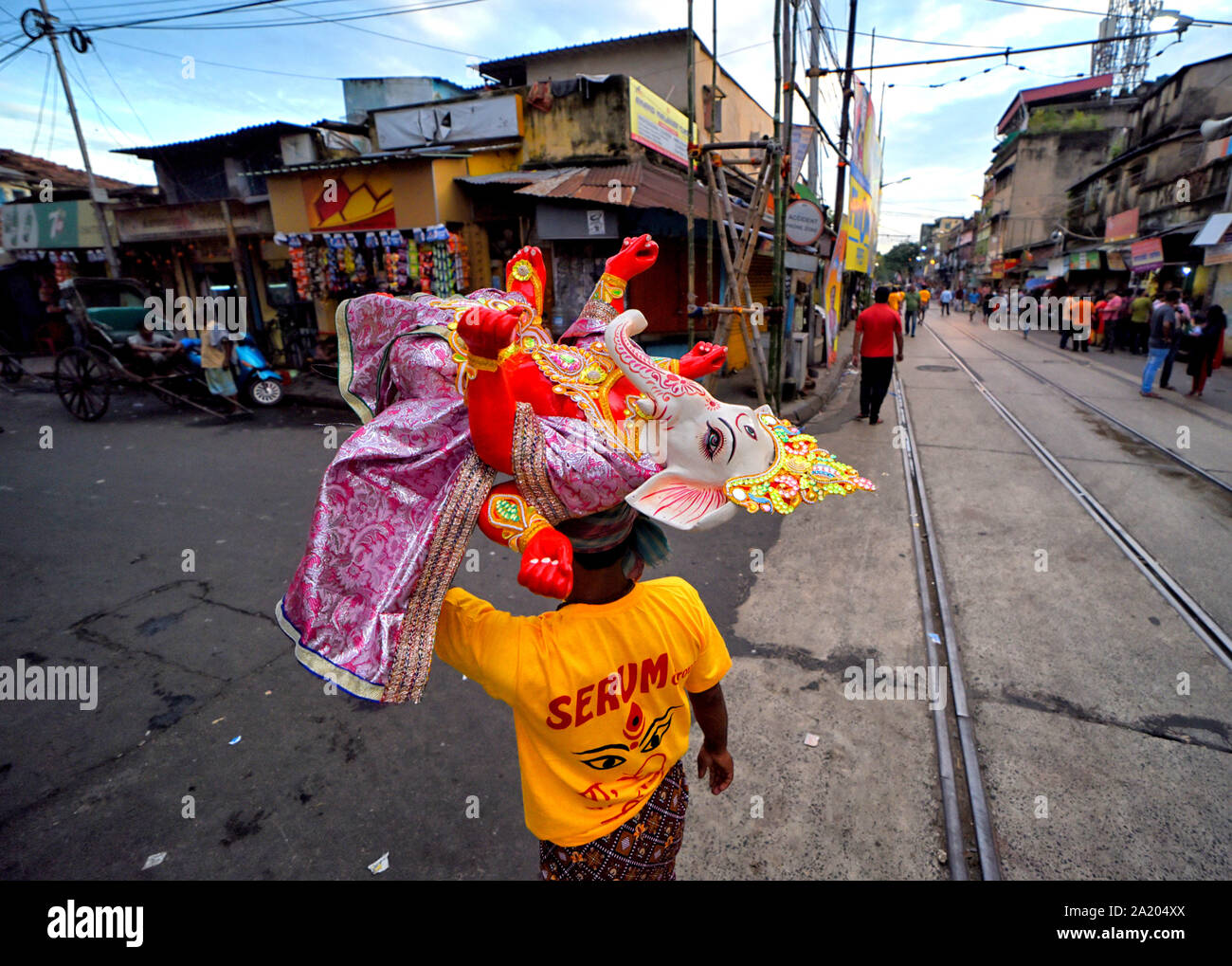 Kolkata, Inde. Sep 29, 2019. Un homme portant une idole de Durga Devi loin du moyeu de l'artiste à différents Pandals (Plate-forme temporaire pour adorer des idoles) en avant de la Durga puja, la plus grande fête hindoue. Une déesse Durga Maa est adorée pendant neuf jours durant le festival qui débutera à partir du 5 octobre 2019. Credit : SOPA/Alamy Images Limited Live News Banque D'Images