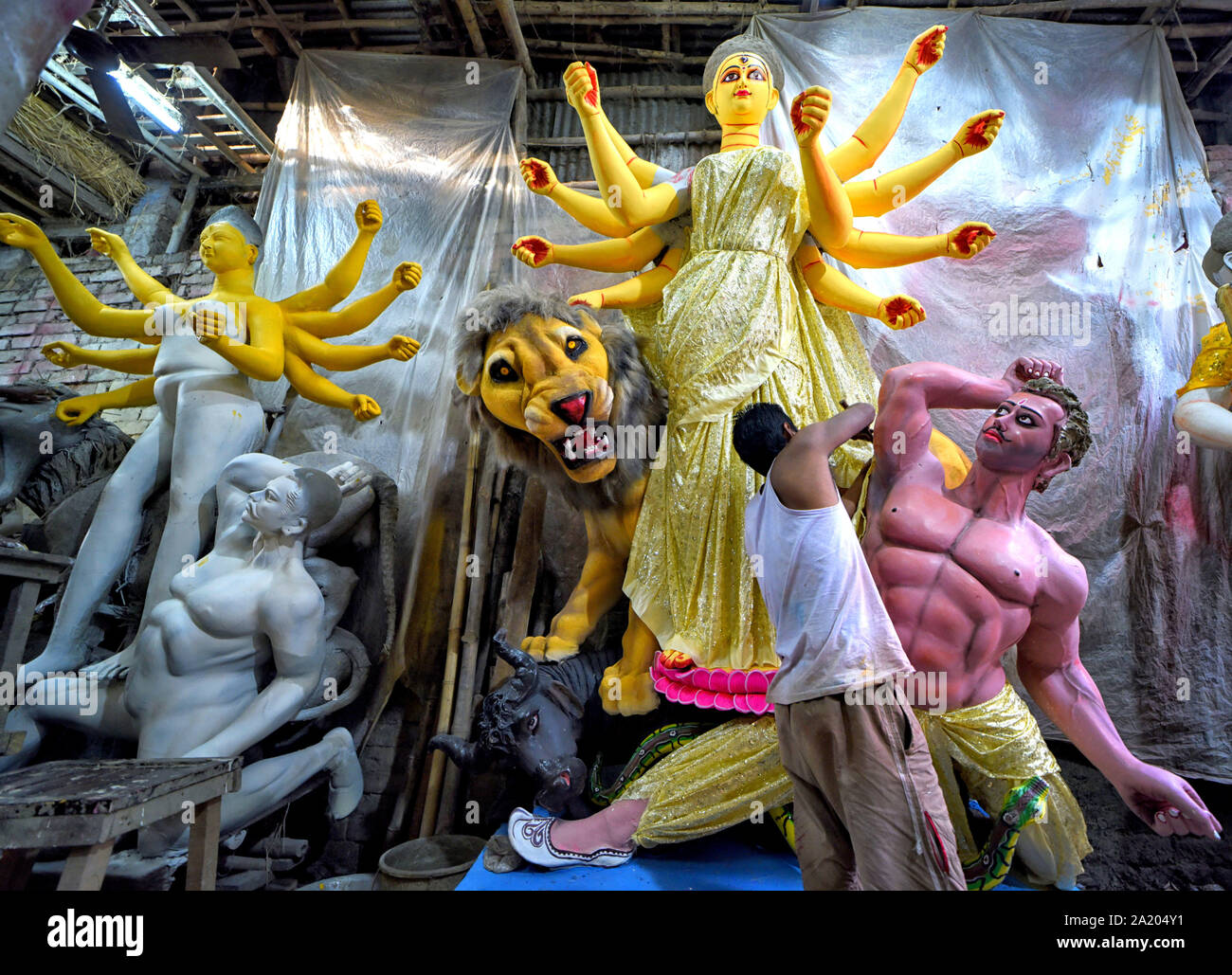 Kolkata, Inde. Sep 29, 2019. Un artiste en touche finale sur le Durga Devi idoles à l'artiste Kumartuli moyeu avant la Durga puja, la plus grande fête hindoue. Une déesse Durga Maa est adorée pendant neuf jours durant le festival qui débutera à partir du 5 octobre 2019. Credit : SOPA/Alamy Images Limited Live News Banque D'Images