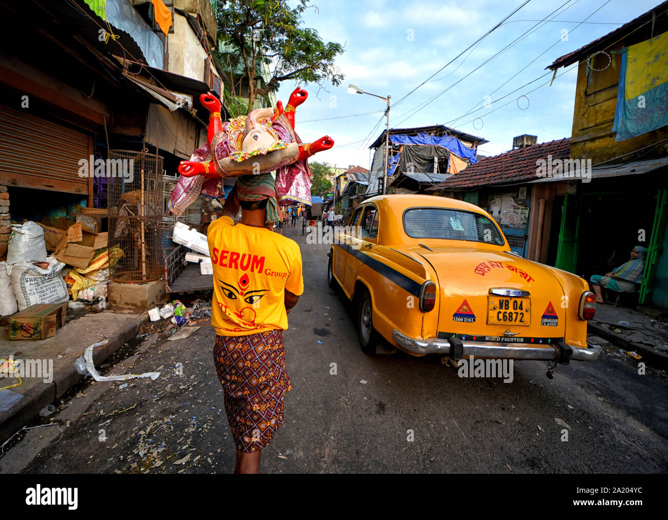 Kolkata, Inde. Sep 29, 2019. Un homme portant une idole de Durga Devi loin du moyeu de l'artiste à différents Pandals (Plate-forme temporaire pour adorer des idoles) en avant de la Durga puja, la plus grande fête hindoue. Une déesse Durga Maa est adorée pendant neuf jours durant le festival qui débutera à partir du 5 octobre 2019. Credit : SOPA/Alamy Images Limited Live News Banque D'Images