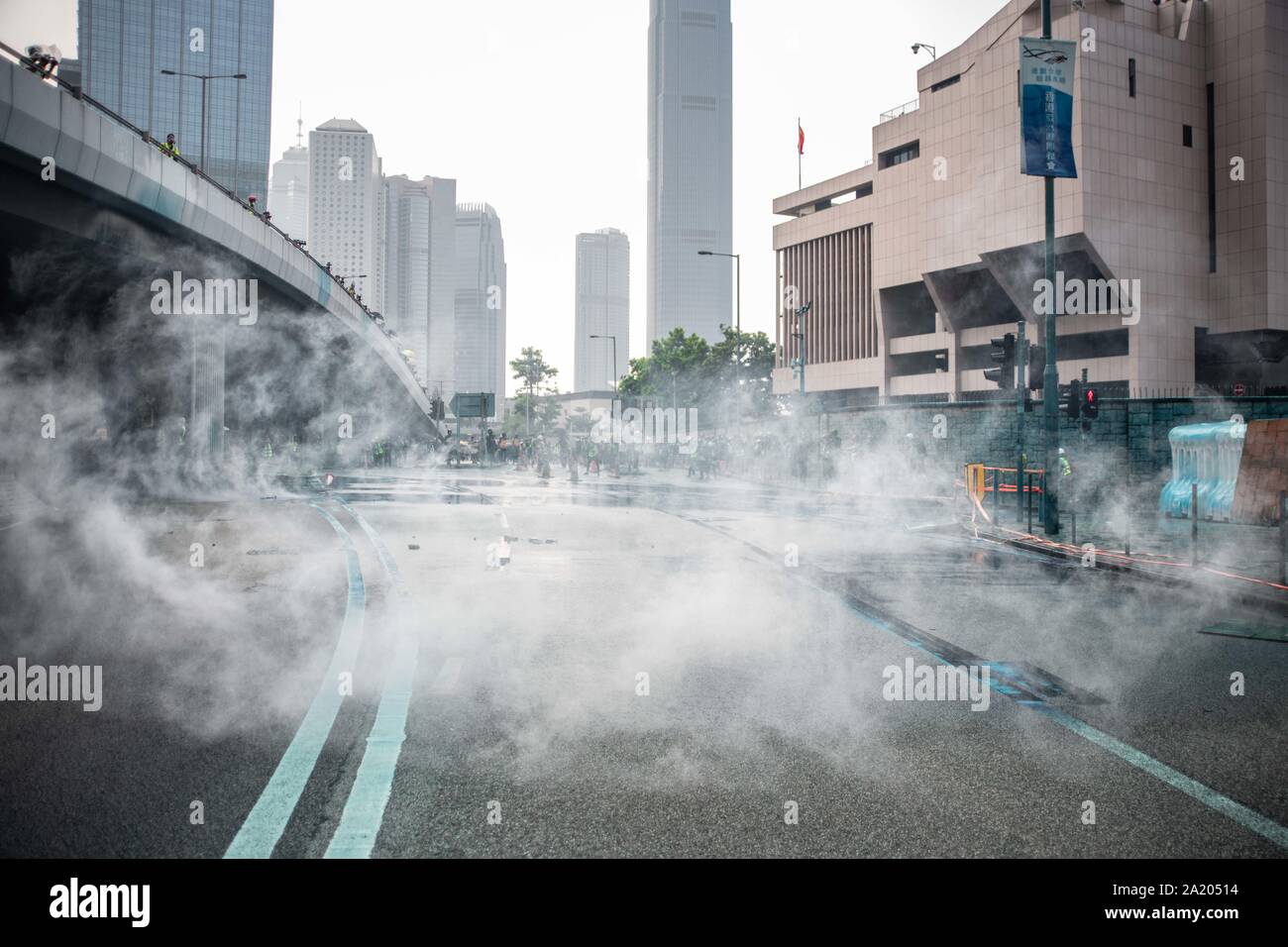 Hong Kong, Chine. Sep 29, 2019. Les nuages de gaz lacrymogène tiré par Hong Kong contre les manifestants lors de la manifestation.manifestants assister à un Anti-Totalitarianism mondiale Mars à Hong Kong - démonstrations continuent à Hong Kong marquant l'un des pires jours de violence dans 4 mois de troubles. Credit : SOPA/Alamy Images Limited Live News Banque D'Images