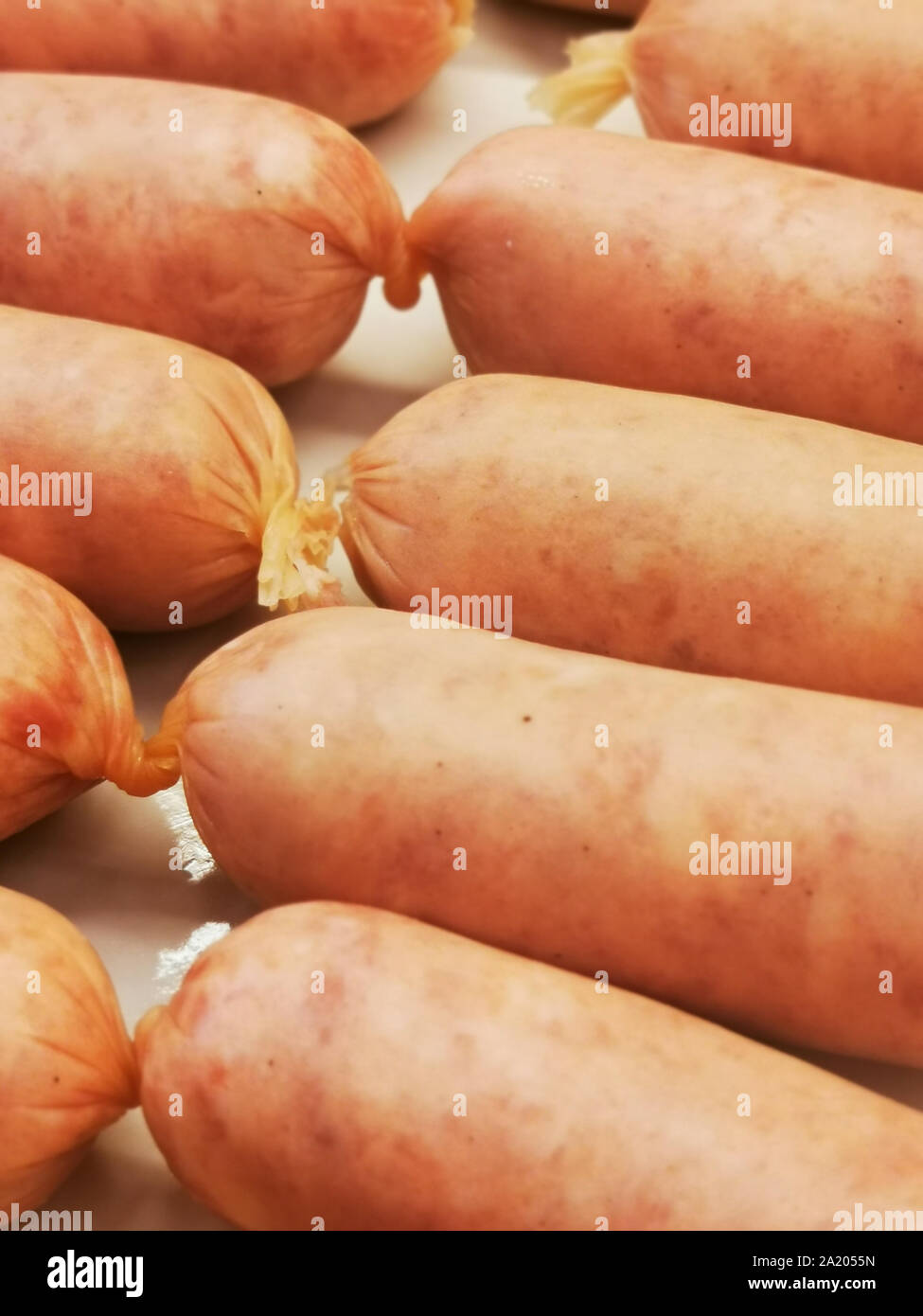 Saucisses allemandes traditionnelles dans une épicerie fine, gros plan. Banque D'Images
