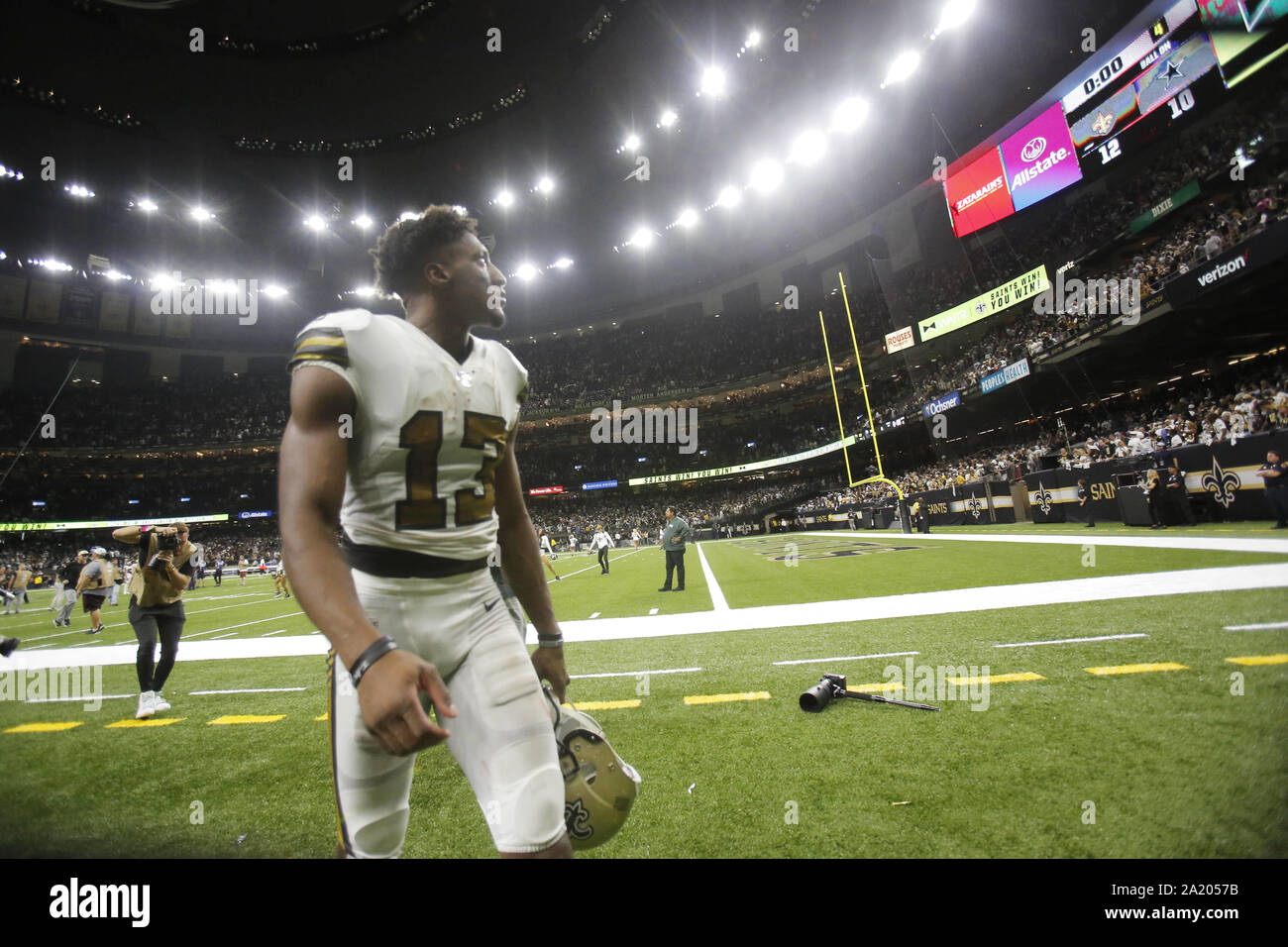 La Nouvelle-Orléans, Louisiane, Etats-Unis. Sep 29, 2019. New Orleans Saints wide receiver Michael Thomas regarde le tableau de bord pendant qu'il marche hors du terrain après avoir gagné un match contre les Cowboys de Dallas à New Orleans, Louisiane USA le 29 septembre 2019. Les Saints battre les cowboys 12-10. Crédit : Dan Anderson/ZUMA/Alamy Fil Live News Banque D'Images